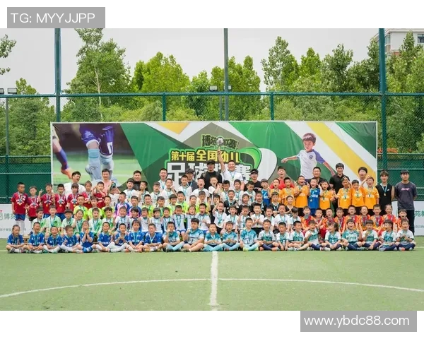 父子俩足球天才齐聚绿茵场 父亲与儿子共同书写传奇故事